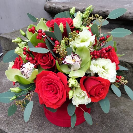 Ziedu kopozīcija sarkanā kastē